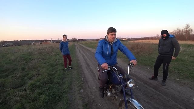Учу ездить на мопеде карпаты Пахана с деревни l Первое вождение без прав смотреть онлайн