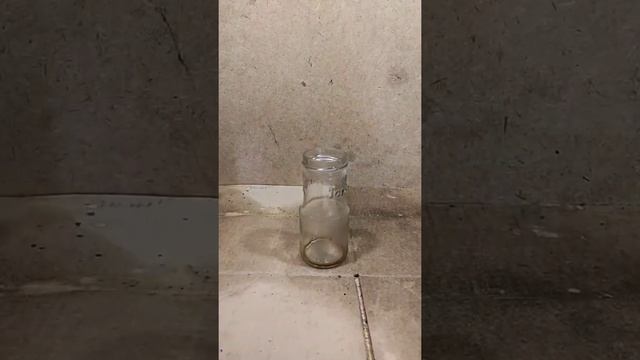 И в правда-ли так легко закрыть стеклянную банку с помощью пластиковой бутылки? смотреть онлайн