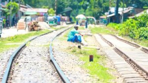 Самый жесткий пранк на железной дороге в Индии ????