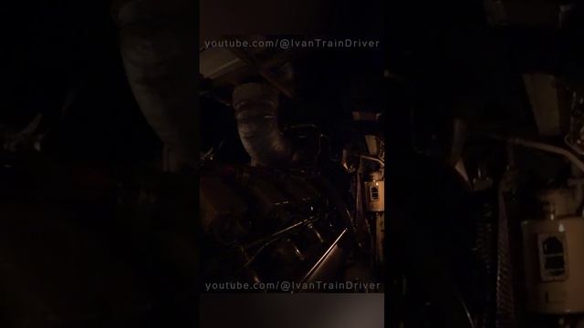 Проход по дизельному помещению тепловоза ТЭП70БС на ходу смотреть онлайн