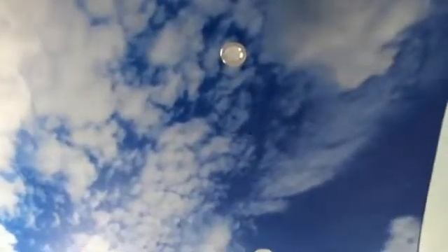 Фотопечть облаков на сатиновом натяжном потолке с потолочным карнизом и точечными светильниками