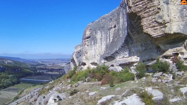 Полёт на дроне около средневекового пещерного монастыря Качи-Кальон в Крыму. Видео 4К смотреть онлайн