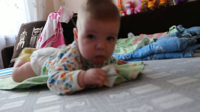 Ярослава пытается ползти смотреть онлайн