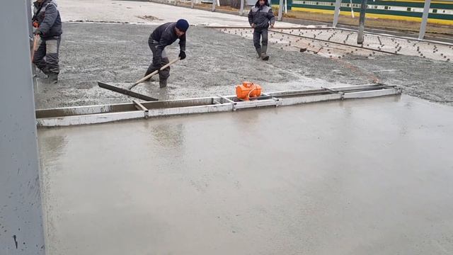 Как выровнять бетон при заливке полов смотреть онлайн