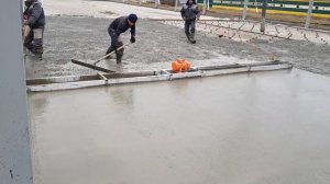 Как выровнять бетон при заливке полов