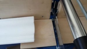 Потолочный плинтус на обои.