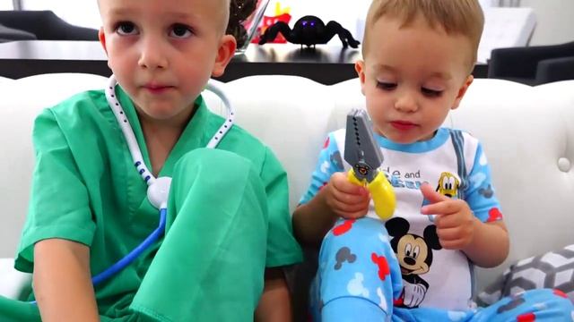 BAD KIDS & GIANT SPIDER Johny Johny Yes Papa Nursery Rhymes Song & Learn Colors for Children смотреть онлайн