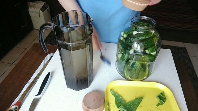 Огурцы хрустящие, без уксуса и стерилизации, как бочковые, хранить в комнате... смотреть онлайн