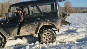 УАЗ буксует по снегу симаксы, блокспорт, браслеты