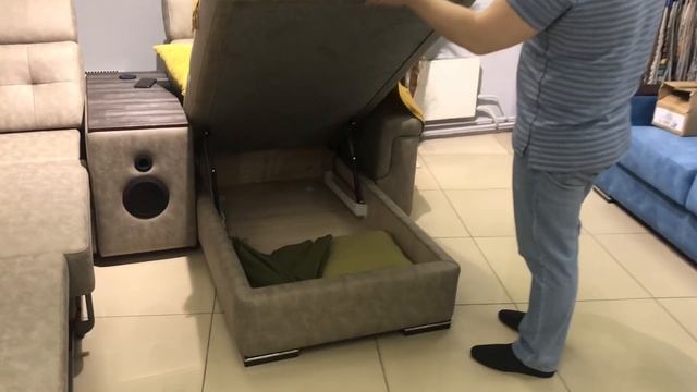 Большой диван в гостиную с креслом реклайнер, саундбаром и регулируемыми подлокотниками смотреть онлайн