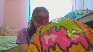 Летнее расслабляющее видео; надувание пляжного мяча