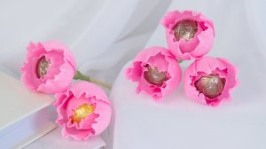 Очень просто. Цветы из конфет. Мастер класс для начинающих ll Поделки за 5 минут из бумаги