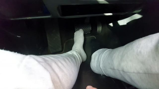 Как ездить на машине , если сломана нога смотреть онлайн