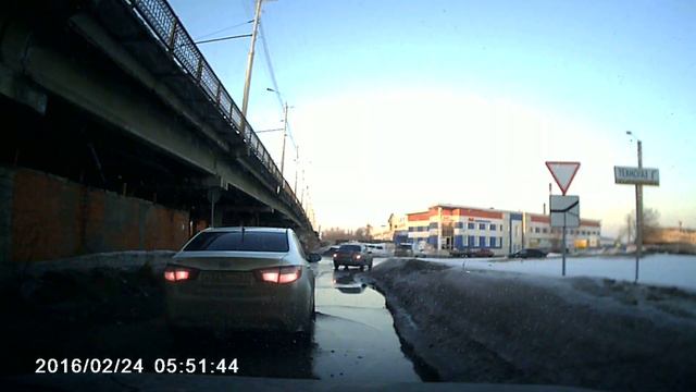 Влетел в яму пробил колеса смотреть онлайн