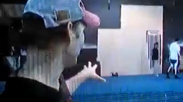Robert Pattinson Running On a Treadmill смотреть онлайн