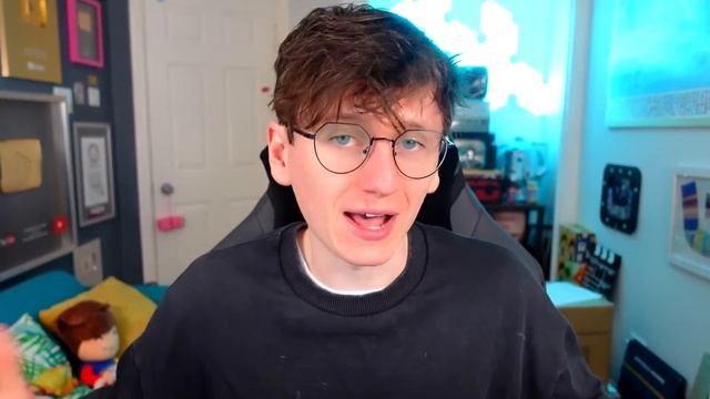 I Hid in Famous Youtube Videos & No One Noticed... смотреть онлайн