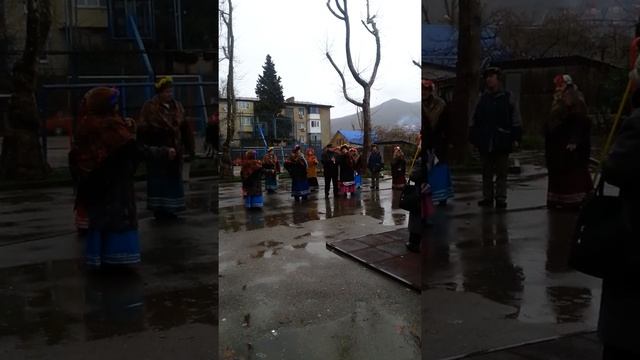 Моя мама с коллективом празднует Рождество...6 янв смотреть онлайн