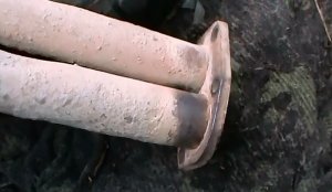 Показываю Место Незаметной Трещины в Глушителе Машины