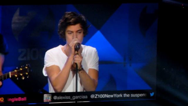 One Direction - LITTLE THINGS 12/7/12 z100's JINGLE BALL HD смотреть онлайн