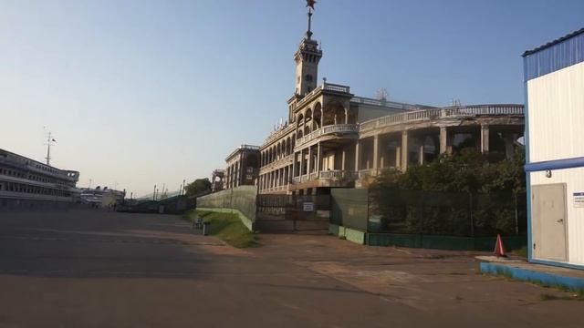 Медленно, но верно рушится здание Северного речного вокзала в Москве. смотреть онлайн