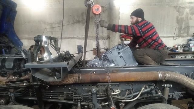 Сороконожка часть 73, Мерседес Актрос 4144к, установка КПП. смотреть онлайн