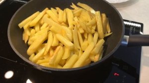 КАК РОЖАРИТЬ КАРТОШКУ ЧТО Б ВСЕМ ПОНРАВИЛОСЬ. Как правильно жарить картошку. Картошка соломкой.