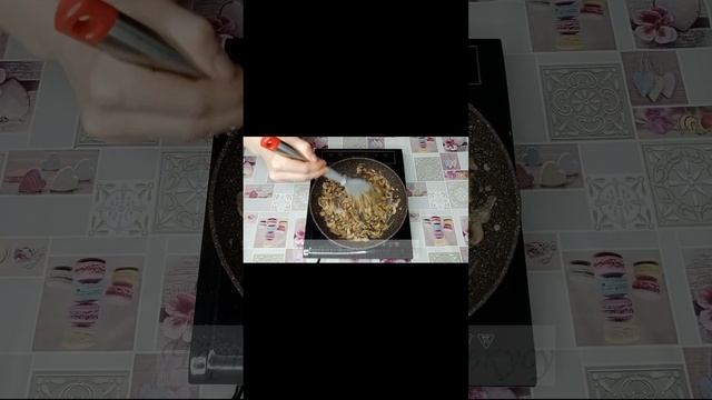 Сытный Салат с Жареными Шампиньонами смотреть онлайн