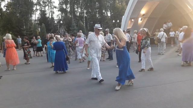А я люблю тебя мою чужую!!!??Танцы в парке Горького!!!??Харьков смотреть онлайн