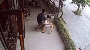 Парень врезался в стеклянную дверь