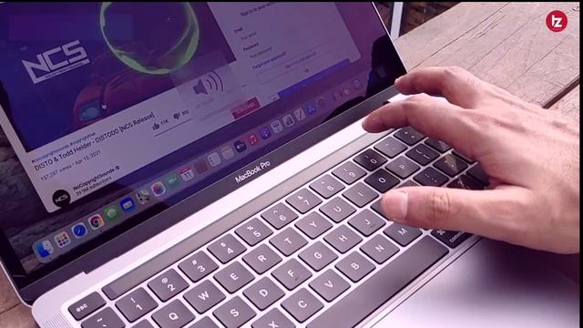 Macbook Pro M1 unboxing and Review | Best Laptop For Productivity and Video Editing смотреть онлайн