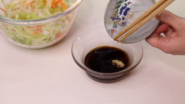 Салат с дайконом и водорослями вакаме. Японская кухня в Токио. смотреть онлайн