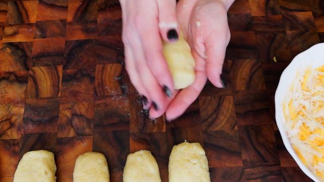 КАРТОФЕЛЬНЫЕ ЗРАЗЫ С СЫРОМ в духовке.Рецепт картофельных зраз с хрустящей корочкой и тянущимся сыро смотреть онлайн