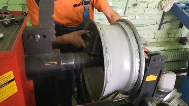 Выравнивание и прокатка ЛИТЫХ ДИСКОВ. Как выровнить литые диски. смотреть онлайн