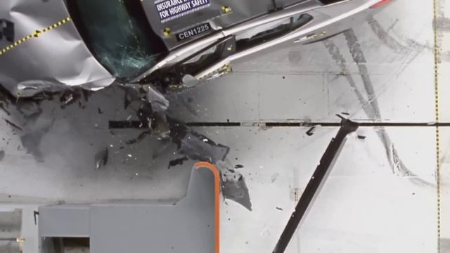 2012 Kia Optima driver-side small overlap IIHS crash test смотреть онлайн