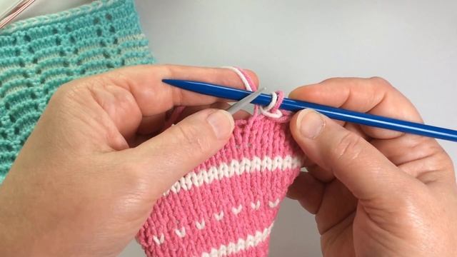 Как закрыть петли двумя цветами пряжи (#11) / Вязание спицами / Two Colors Bind-Off. смотреть онлайн