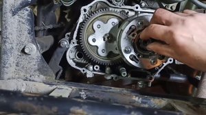 Откручивается гайка крепления корзины сцепления на квадроцикле 125 кубов. Решение проблемы.