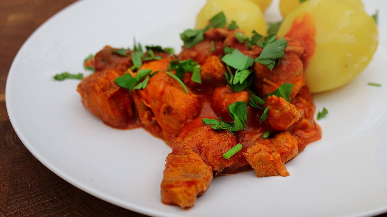 Гуляш из свинины с томатной подливкой смотреть онлайн