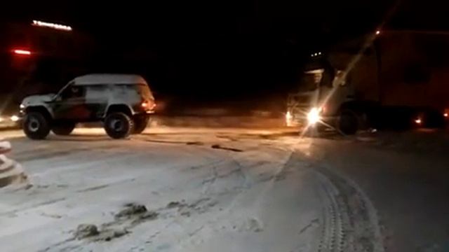 Nissan Safari тащит фуру смотреть онлайн
