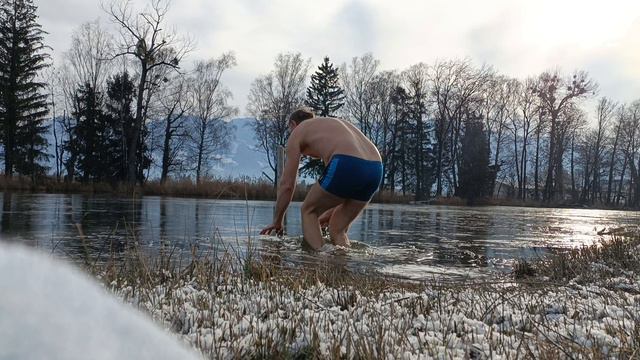 Крещенское купание в Швейцарии. смотреть онлайн