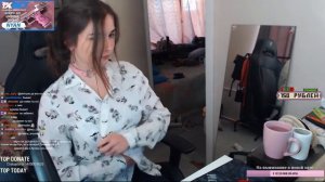 Разделась на стриме,Расстёгивает рубашку