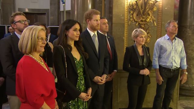 'Meg, Meg!!' Prince Harry tries to get Meghan Markle's attention смотреть онлайн