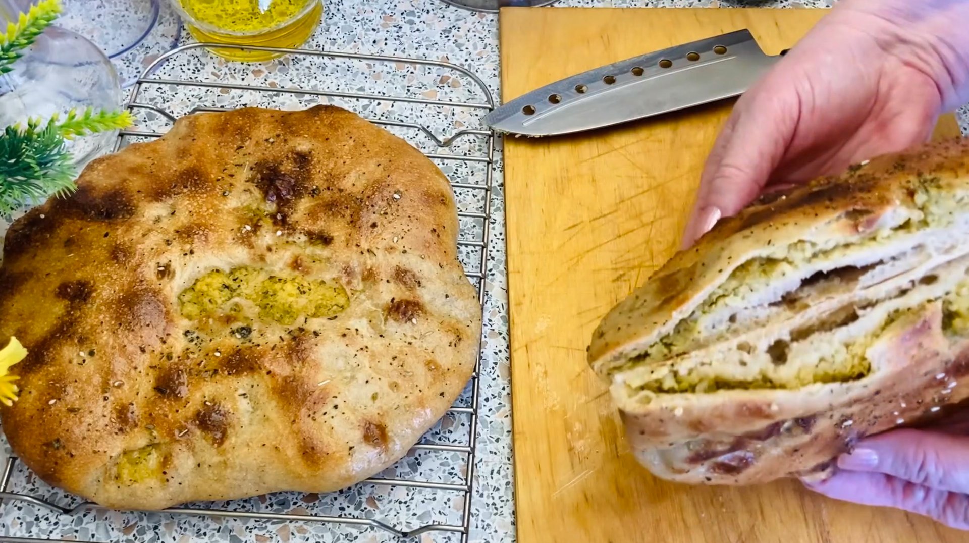 Лепешки на закваске с начинкой из кабачка и красной чечевицы смотреть онлайн