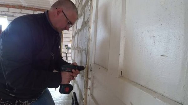 Как поменять личинку замка без ключа