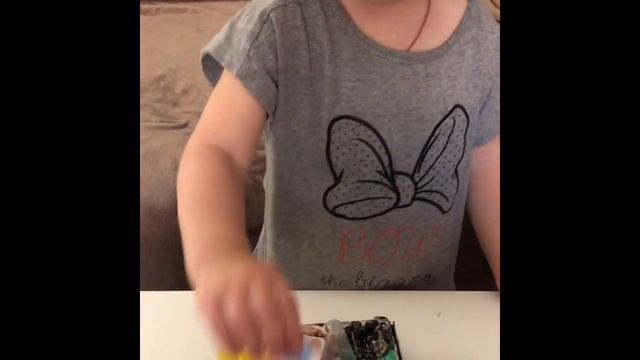 Лиза играет с домашними поделками в виде яиц смотреть онлайн