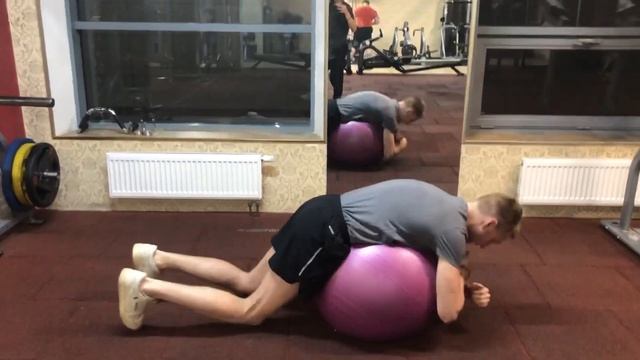 Гиперэкстензии на фитболе 3*40 20.04.21 смотреть онлайн