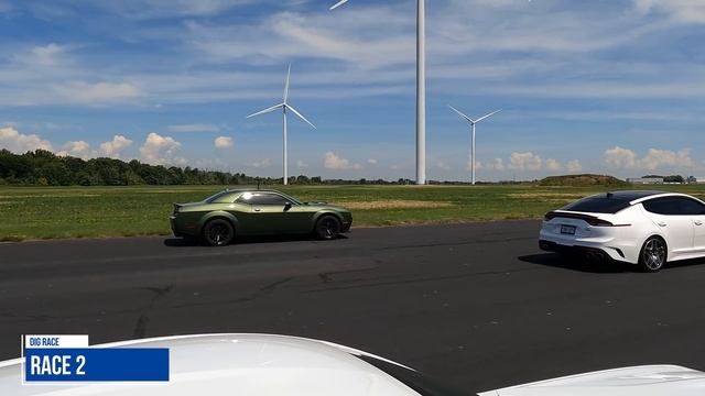 Dodge Challenger 392 Widebody vs Kia Stinger GT vs Ford Mustang GT IceWhite, drag and roll race. смотреть онлайн