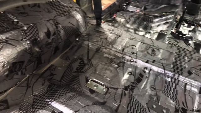 У этой Suzuki Jimny шумоизоляция средняя по цене, но отменная по тишине, в салоне стало тише