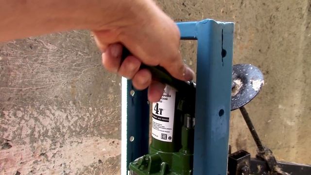 Делаем брикеты из опилок без бумаги, прессуем брикеты механическим и гидравлическим домкратами #26 смотреть онлайн