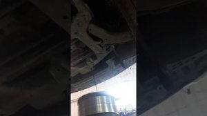 Hyundai Grand Starex на подъемнике замена масла(1)