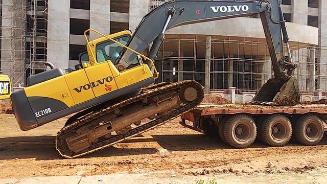 Excavator Volvo 210 Unloading
